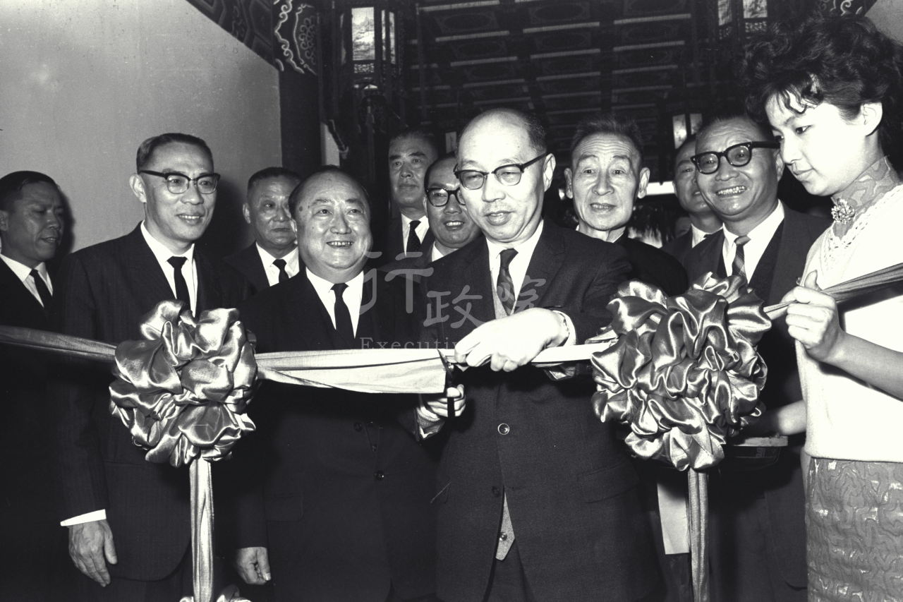 .1964年03月10日嚴家淦院長於第二屆國際影展剪綵 共1張 　共1張