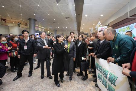2026年1月19日行政院長卓榮泰赴桃園機場迎接鄭麗君副院長一行 凱旋歸國 　共7張
