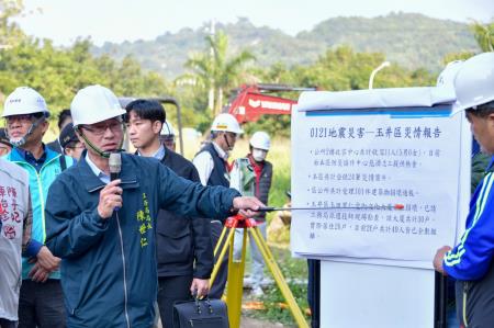 2025年1月21日行政院長卓榮泰視察台南市玉井大廈受損情形。