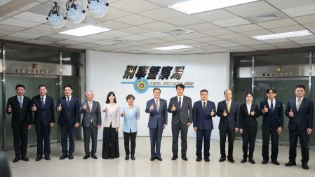 2026年6月22日行政院長卓榮泰出席「115年主題式打詐－淨流專案」查緝成果記者會 　共8張