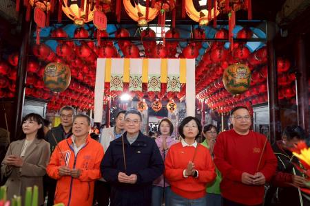 2026年2月18日行政院長卓榮泰赴汐止區濟德宮參拜祈福。　共8張