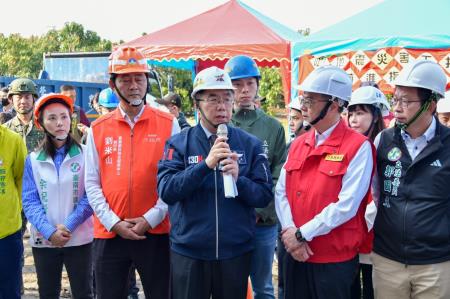 2025年1月21日行政院長卓榮泰視察台南市玉井大廈受損情形。
