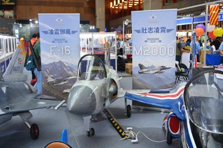 2026年9月5日行政院長卓榮泰出席「115年度九三敬軍優惠系列活動-英雄饗宴 飽家味國」展售會 　共10張