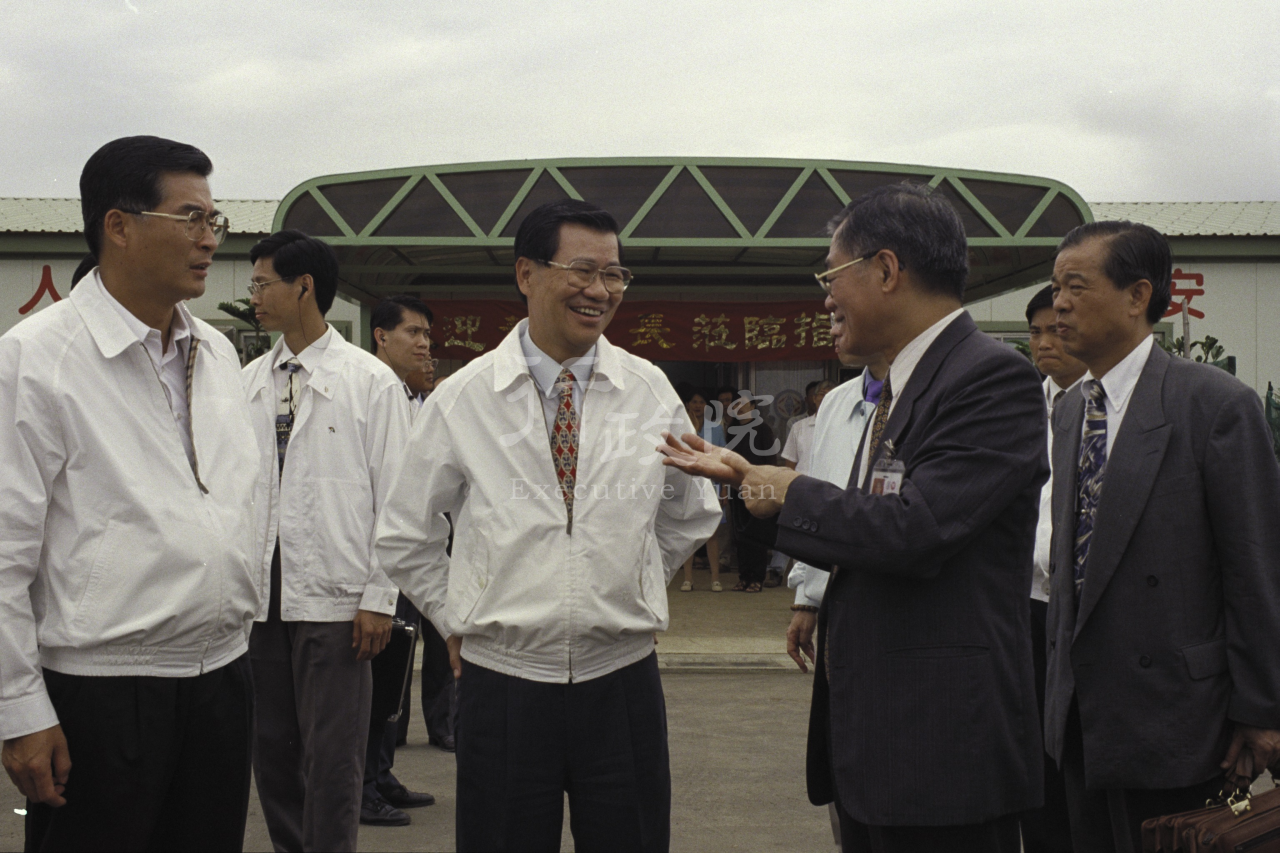 1998年6月23日行政院長蕭萬長巡視澎湖尖山電廠擴建工程 共1張 　共1張