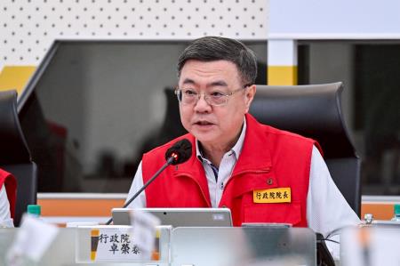 2025年9月22日行政院長卓榮泰陪同總統視導樺加沙颱風中央災害應變中心第五次工作會報 　共5張