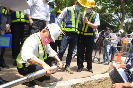 2021年7月13日行政院長蘇貞昌視察基隆市過港路汰換管線工程S__7340236