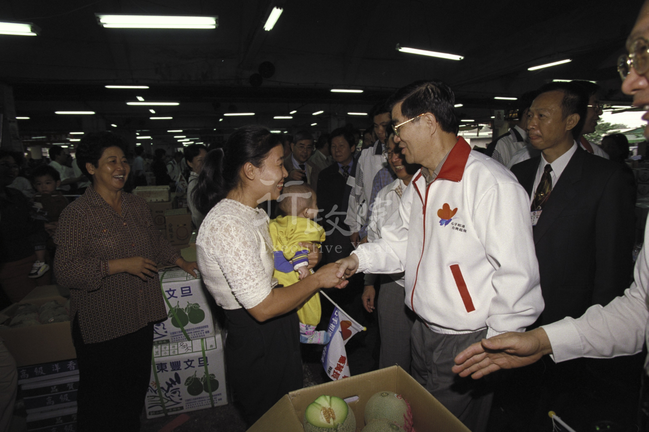 1999年12月5日行政院長蕭萬長拜訪高雄果菜市場 共1張 　共1張
