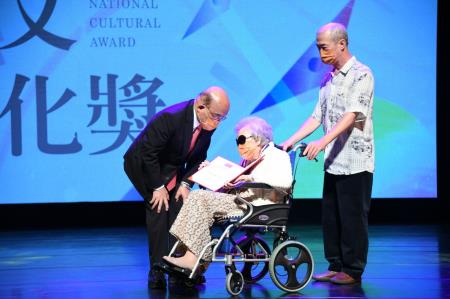 2021年9月16日行政院長蘇貞昌出席第40屆行政院文化獎頒獎典禮_2　共4張