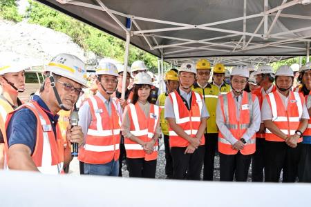 行政院長卓榮泰視察「匯德隧道北口 (石公溪土石流災害 )公路搶修暨西小清水溪橋緊急復原工程」