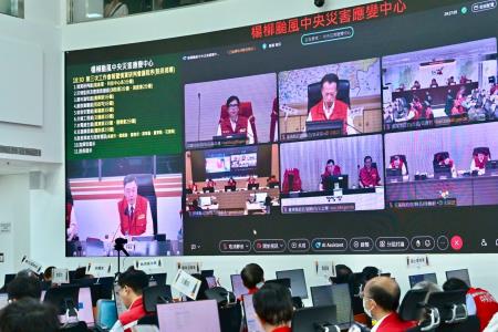 2025年8月12日行政院長卓榮泰視導楊柳颱風中央災害應變中心第三次工作會報　共4張