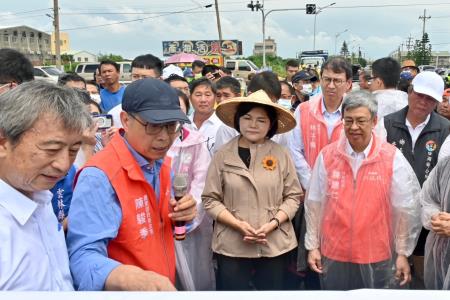 2023年9月1日行政院長陳建仁視察雲林縣箔子寮漁港地區淹水情形4 　共7張