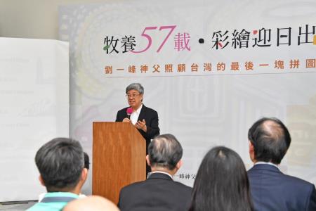 2023年5月27日行政院長陳建仁出席「牧養57載‧彩繪迎日出」開幕記者會　共12張