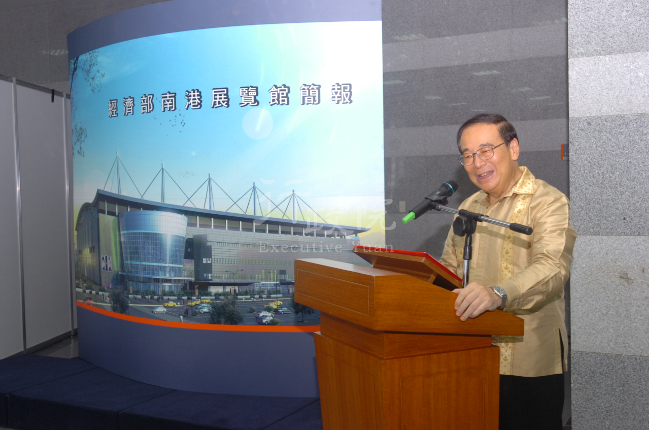 2007年10月5日行政院張俊雄院長視察經濟部南港展覽館新建工程 共1張 　共1張