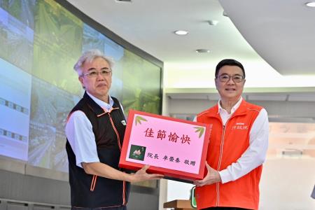 2024年6月8日行政院長卓榮泰視察113年端午節連假國道疏運辦理情形_6_院長致詞水果禮盒　共8張