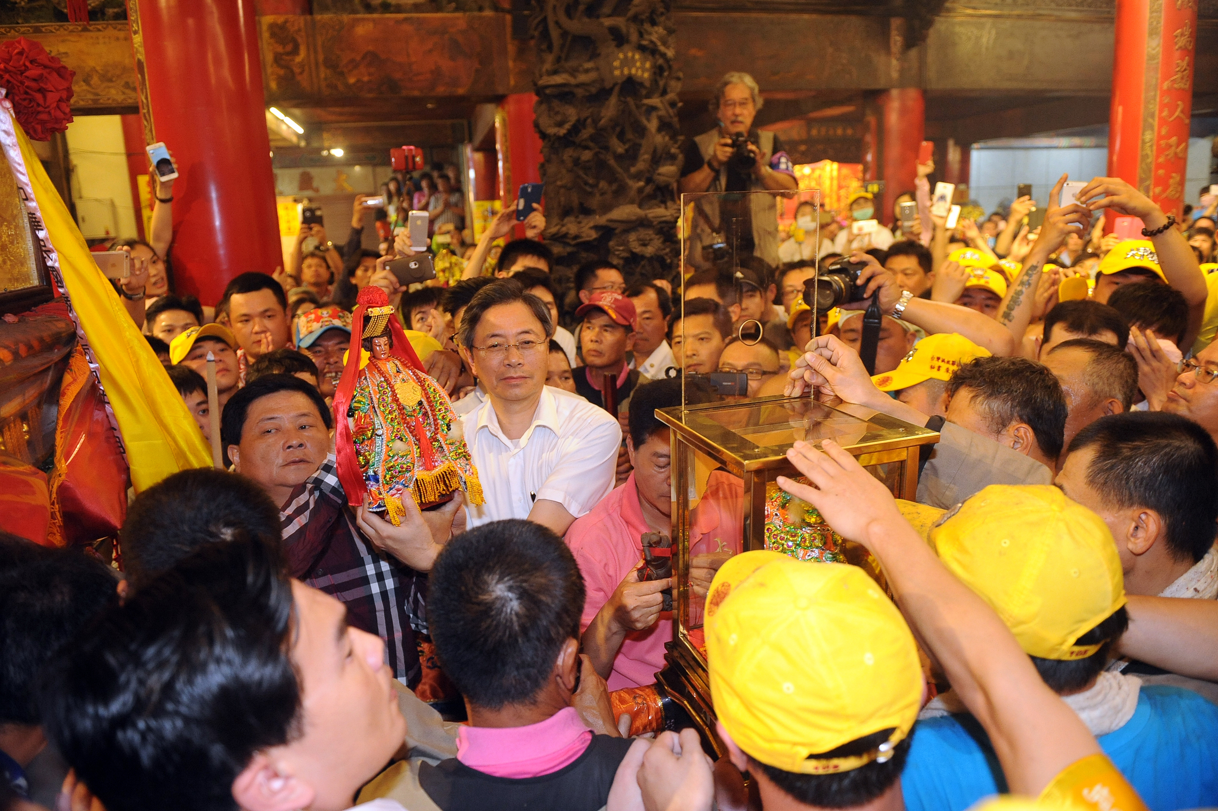 張揆出席大甲鎮瀾宮媽祖遶境進香回鑾安座儀式 祈求庇佑臺灣國泰民安 　共4張