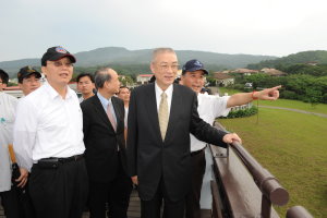 吳院長視察台北縣東北角福隆地區觀光建設 　共1張