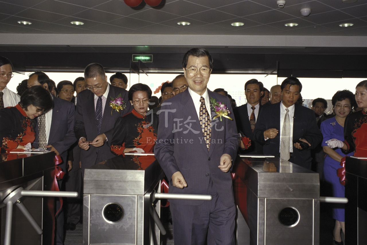1997年11月8日行政院長蕭萬長參加高雄國立科學工藝博物館開館典禮 共1張 　共1張