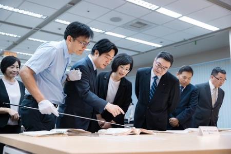 上圖為113年7月15日行政院長卓榮泰陪同賴清德總統前往國家發展委員會檔案管理局視察「政治檔案開放應用情形」（圖片來源：總統府提供）。