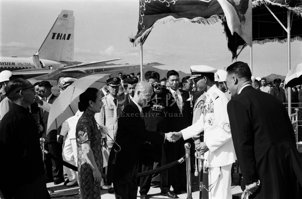 1963年6月5日副總統陳誠接見泰國國王拉瑪九世蒲美蓬伉儷訪華 共1張 　共1張