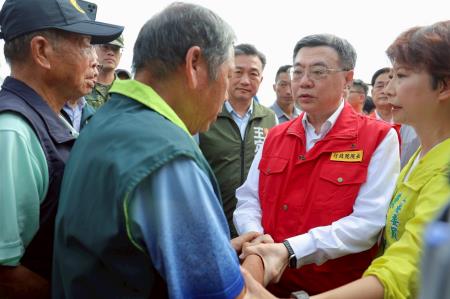 2025年7月15日行政院長卓榮泰視察臺南將軍區災損情形　共4張