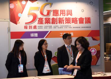 2018年10月29日行政院副院長施俊吉出席5G應用與產業創新策略_SRB_會議開幕致詞。107.10.29DSC_3250　共3張