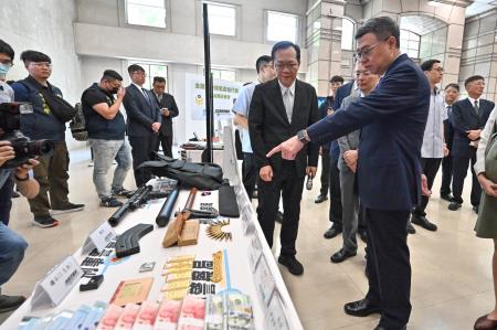 卓院長今（2）日出席「113年全國同步掃黑、肅槍行動專案成果記者會」照片_1 共8張　共8張