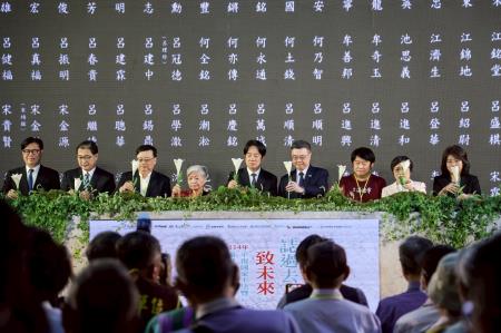 2025年10月18日行政院長卓榮泰出席平復國家不法暨頒發名譽回復證書聯合典禮　共5張
