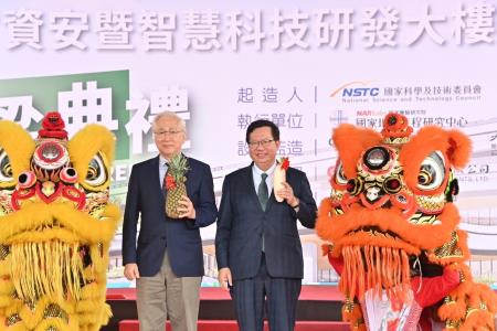 2023年10月7日行政院副院長鄭文燦出席國科會資安暨智慧科技研發大樓B棟工程上梁典禮5 　共8張