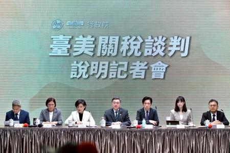 2026年1月20日行政院長卓榮泰出席「臺美關稅談判說明記者會」 　共10張