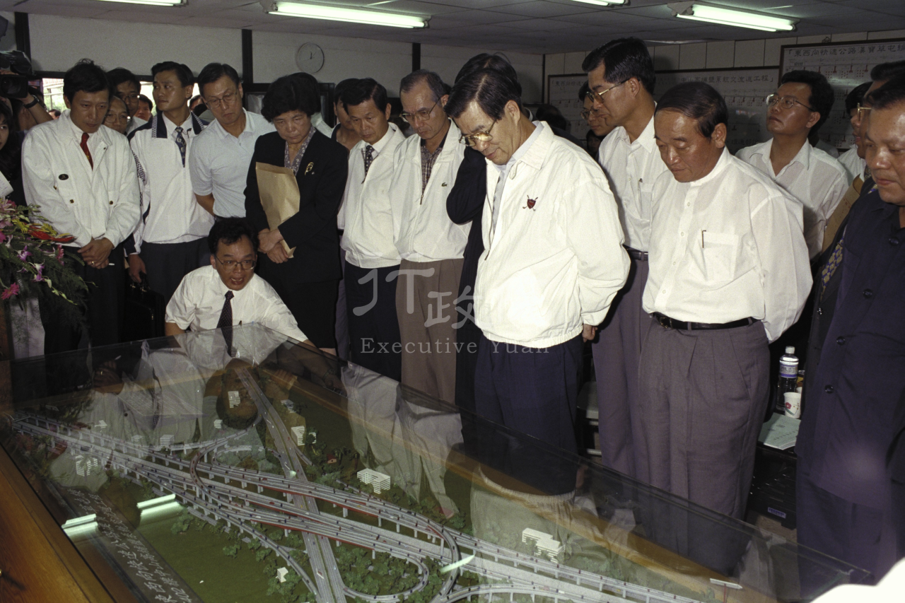 1997年9月7日行政院長蕭萬長視察東西向快速道路系統交流道 共1張 　共1張