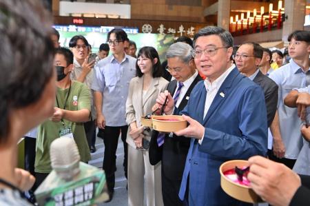 2026年9月5日行政院長卓榮泰出席「115年度九三敬軍優惠系列活動-英雄饗宴 飽家味國」展售會 　共10張