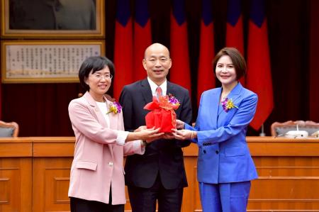 2026年4月24日行政院長卓榮泰出席立法院厚生會第34屆會長交接典禮 　共5張