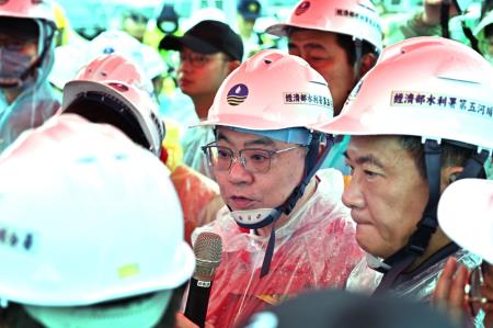 2024年7月26日行政院長卓榮泰視察臺南市後壁區八掌溪菁寮段溢堤搶修復原工程情形