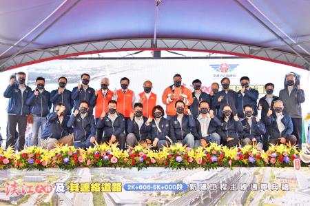 2021年10月25日行政院長蘇貞昌出席「淡江大橋及其連絡道路2K+606~5K+000段 新建工程主線」通車典禮S__150487107　共5張