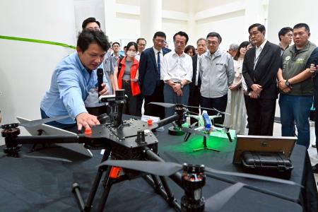 2025年5月17日行政院長卓榮泰參訪亞洲無人機AI創新應用研發中心S__139690048_0 　共10張