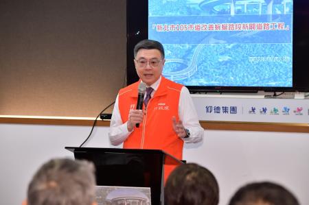 卓院長今(15)日視察「新北市 105 市道改善蜿蜒路段新闢道路工程」辦理情形照片 共7張　共7張