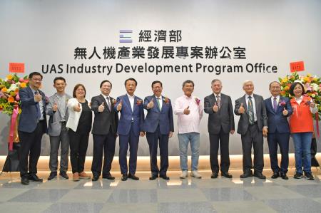 2023年12月11日行政院副院長鄭文燦出席「無人機產業發展專案辦公室揭牌儀式」　共8張
