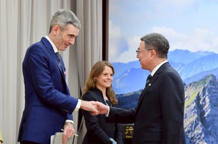 2025年4月14日行政院長卓榮泰接見英國在台辦事處包瓊郁代表一行　共8張