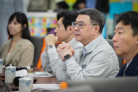 2026年7月7日行政院長卓榮泰赴交通部中央氣象署關心巴威颱風情勢 　共3張