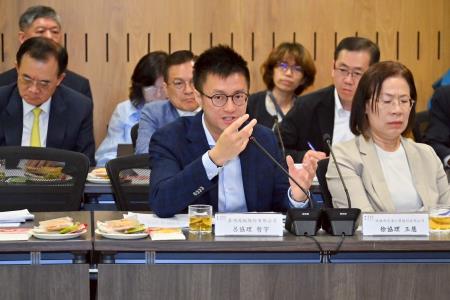 2025年4月13日行政院長卓榮泰出席高雄產業座談會_9 　共10張
