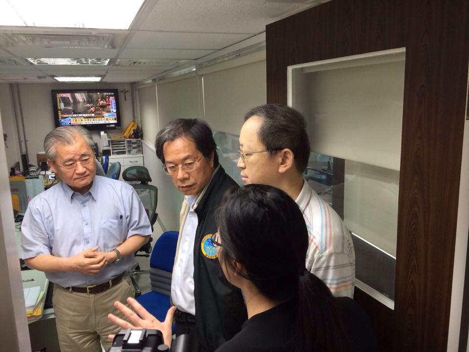 毛揆探視八仙樂園傷患 並指示成立專案小組整合部會資源全力協助及研議後續管理機制 　共3張