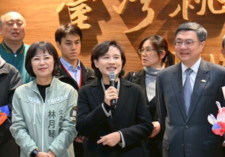 2026年1月19日行政院長卓榮泰赴桃園機場迎接鄭麗君副院長一行 凱旋歸國 　共7張