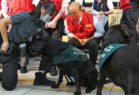 2021年9月14日行政院長蘇貞昌視察國際郵包檢疫作業4.jpg