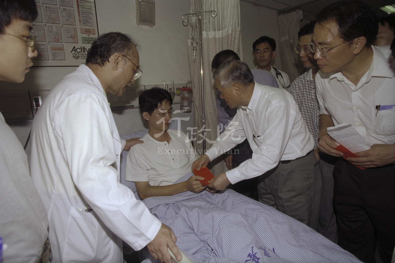 2000年8月27日唐飛院長視察高屏大橋斷裂情形並探視病患 共1張 　共1張