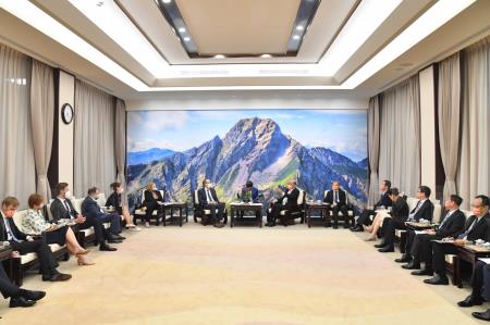 2022年11月3日行政院長蘇貞昌接見「對華政策跨國議會聯盟」訪團一行 　共6張