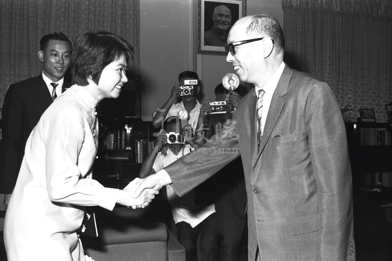 1969年6月27日嚴家淦院長接見女音樂指揮家郭美貞 共1張 　共1張