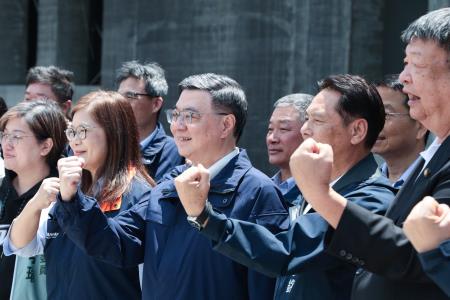 2026年5月1日行政院長卓榮泰視察海巡署第十海巡隊廳舍重建工程進度 　共8張