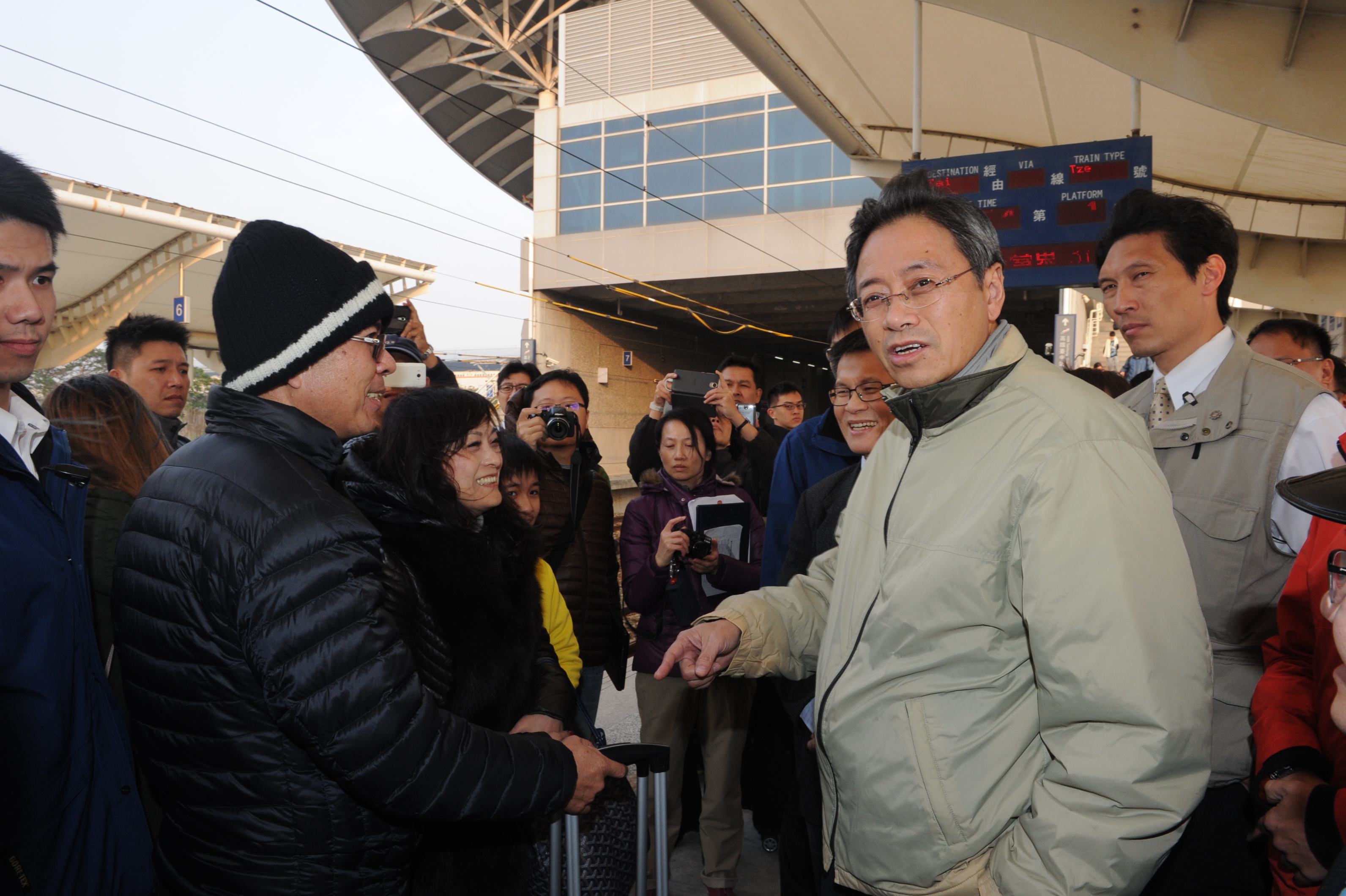 張揆視察臺北車站及臺鐵烏日站 關切災後民眾過年返鄉交通疏運情形　共5張