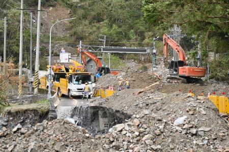 行政院副院長鄭麗君視察蘇花公路（台9線）117k+500新澳隧道北口道路中斷搶通情形 　共5張