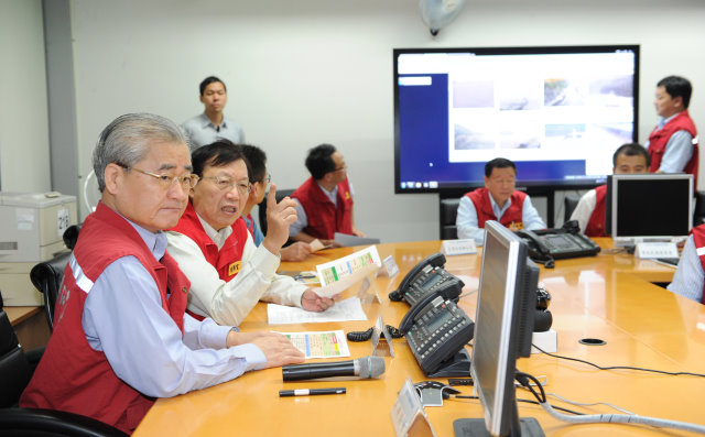 毛揆視察中央災害應變中心 指示持續密切監控颱風動態 　共3張